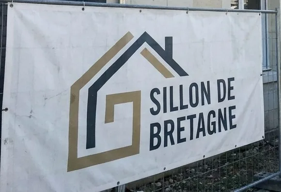 Bâche Les Ardoises de la Chabossière sur une clôture de chantier de couverture à Couëron